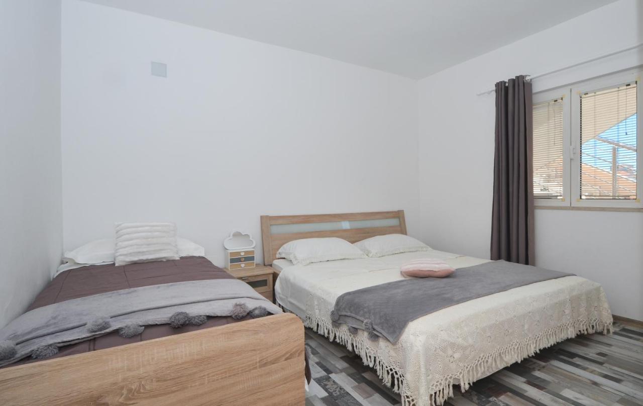 Apartments Luciano Сегет Враница Екстериор снимка
