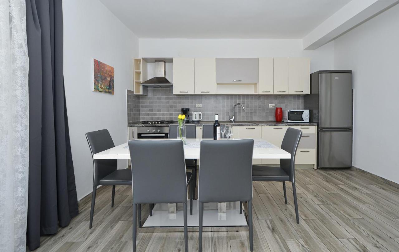 Apartments Luciano Сегет Враница Екстериор снимка