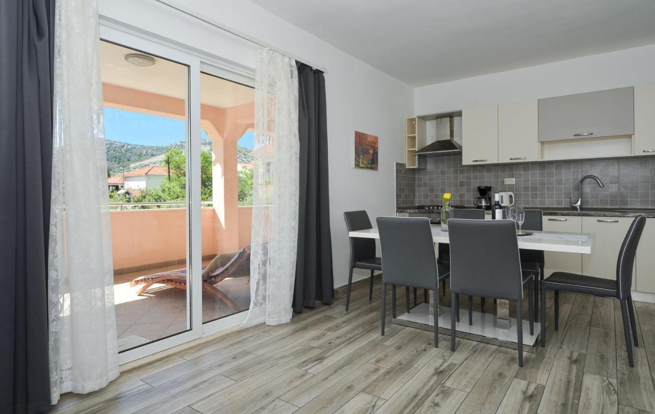 Apartments Luciano Сегет Враница Екстериор снимка