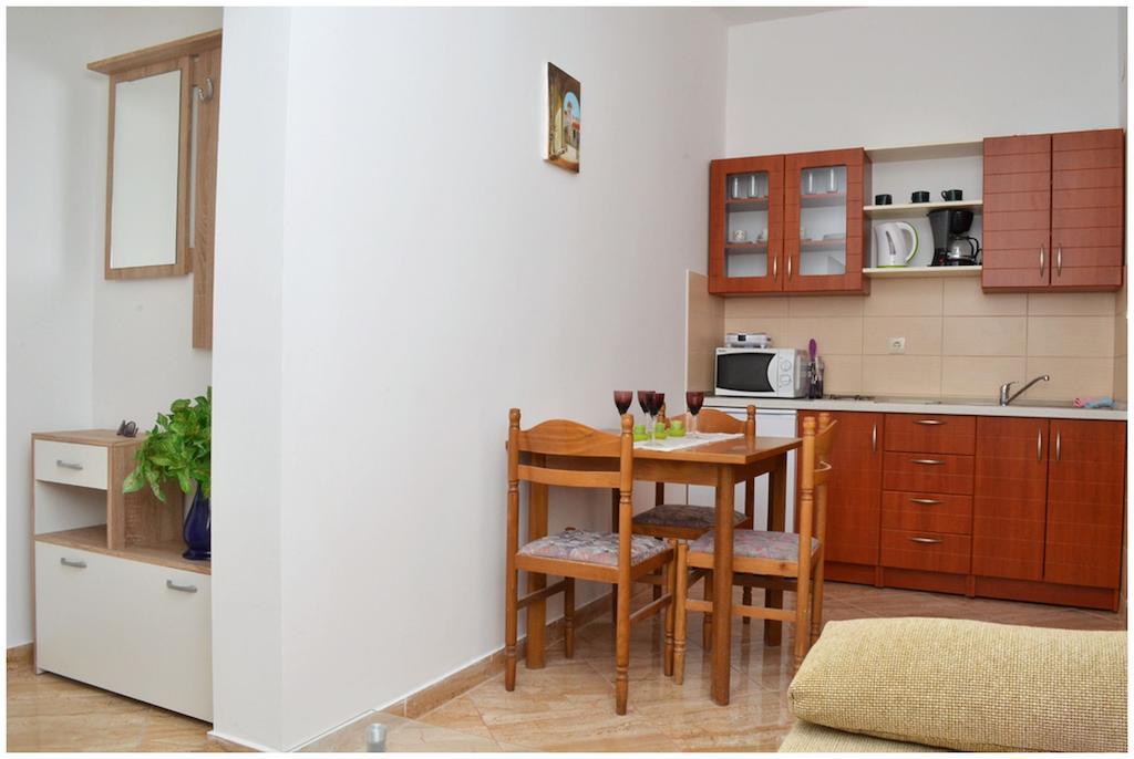 Apartments Luciano Сегет Враница Стая снимка